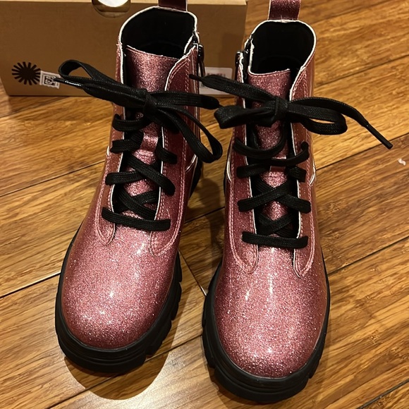 Girls Ugg boots - Picture 3 of 7